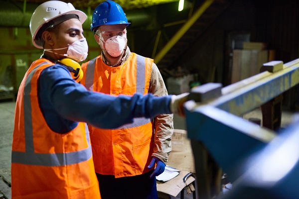 arbeiders aan het werk, oranje vest