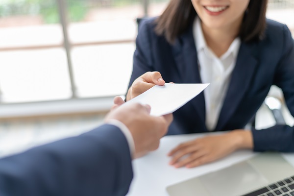 man overhandigt vrouw cheque