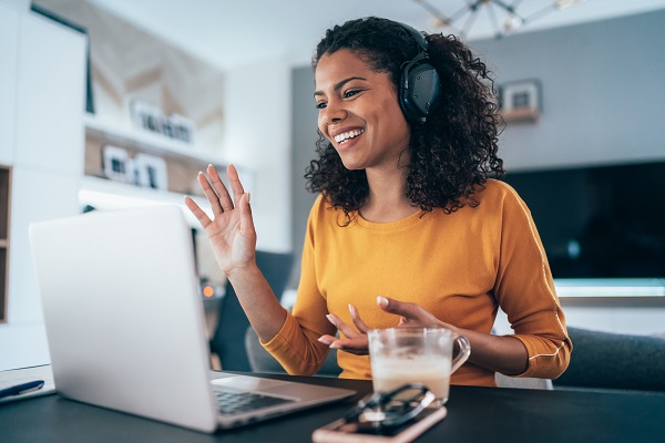 vrouw, thuis aan het werk, videoconference