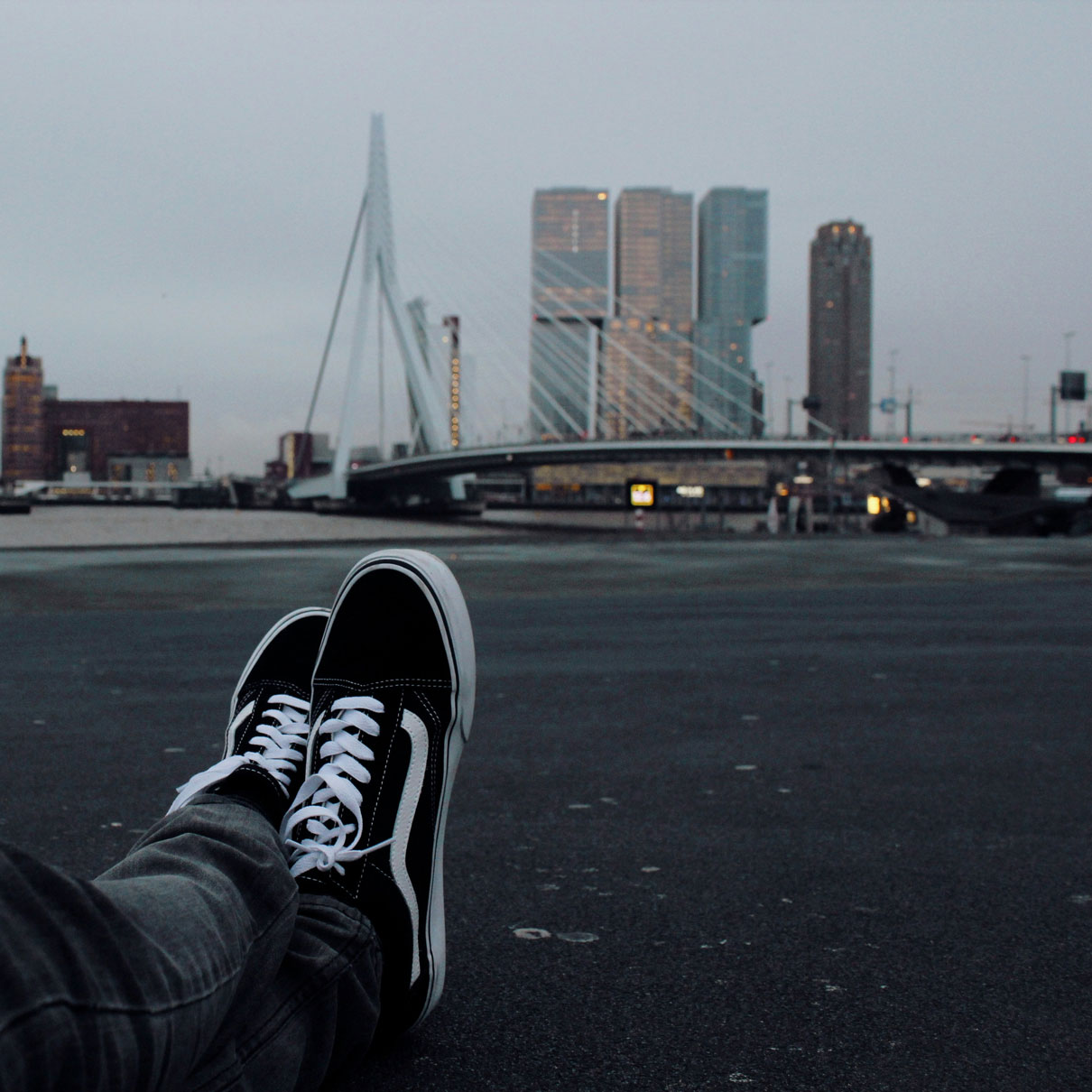rotterdam met schoenen op de voorgrond