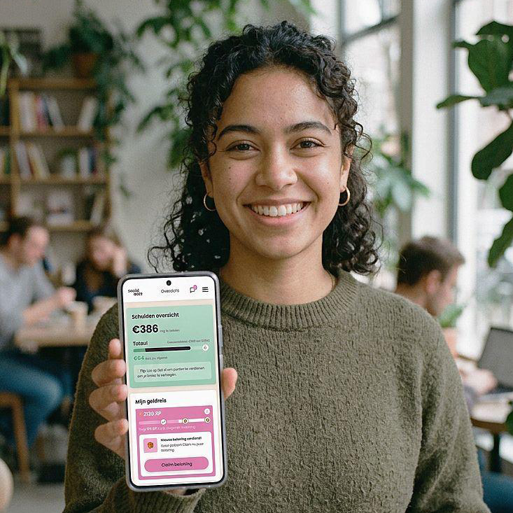 jongere met telefoon-app van socialdebt