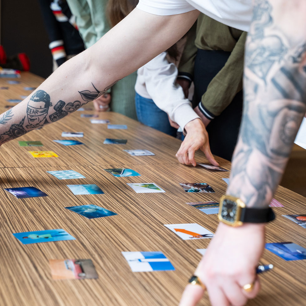 leden van team geestkracht doen een werkvorm met afbeeldingen