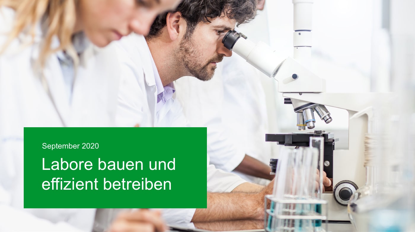 Header image which shows a laboratory and a green box with a headline: September 2020, Labore bauen und effizient betreiben