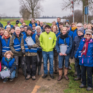 Een groep vrijwilligers van Schone Rivieren