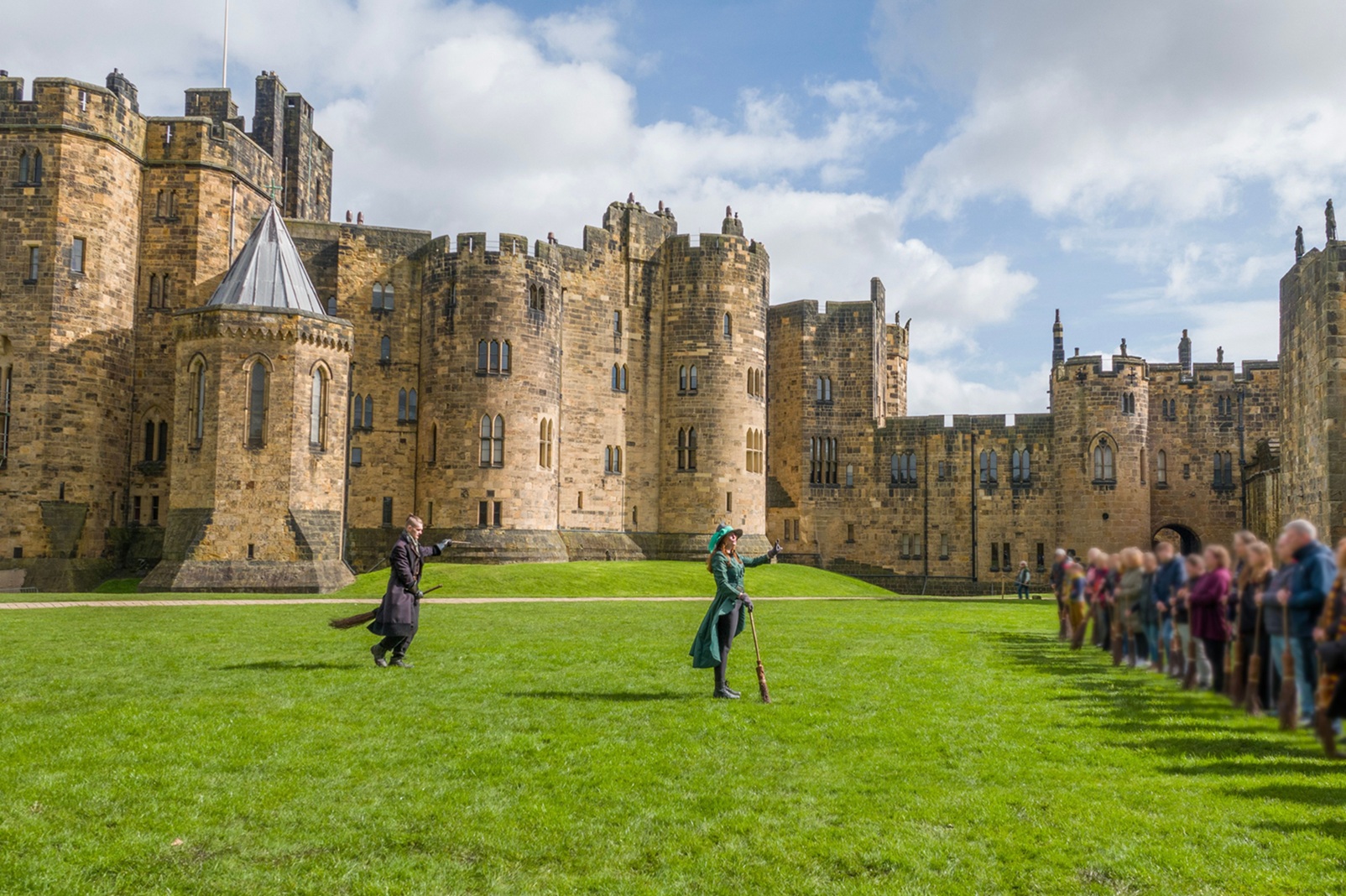 Treinamento de vassoura no Castelo Alnwick, em Northumberland. Foto: Alnwick Castle
