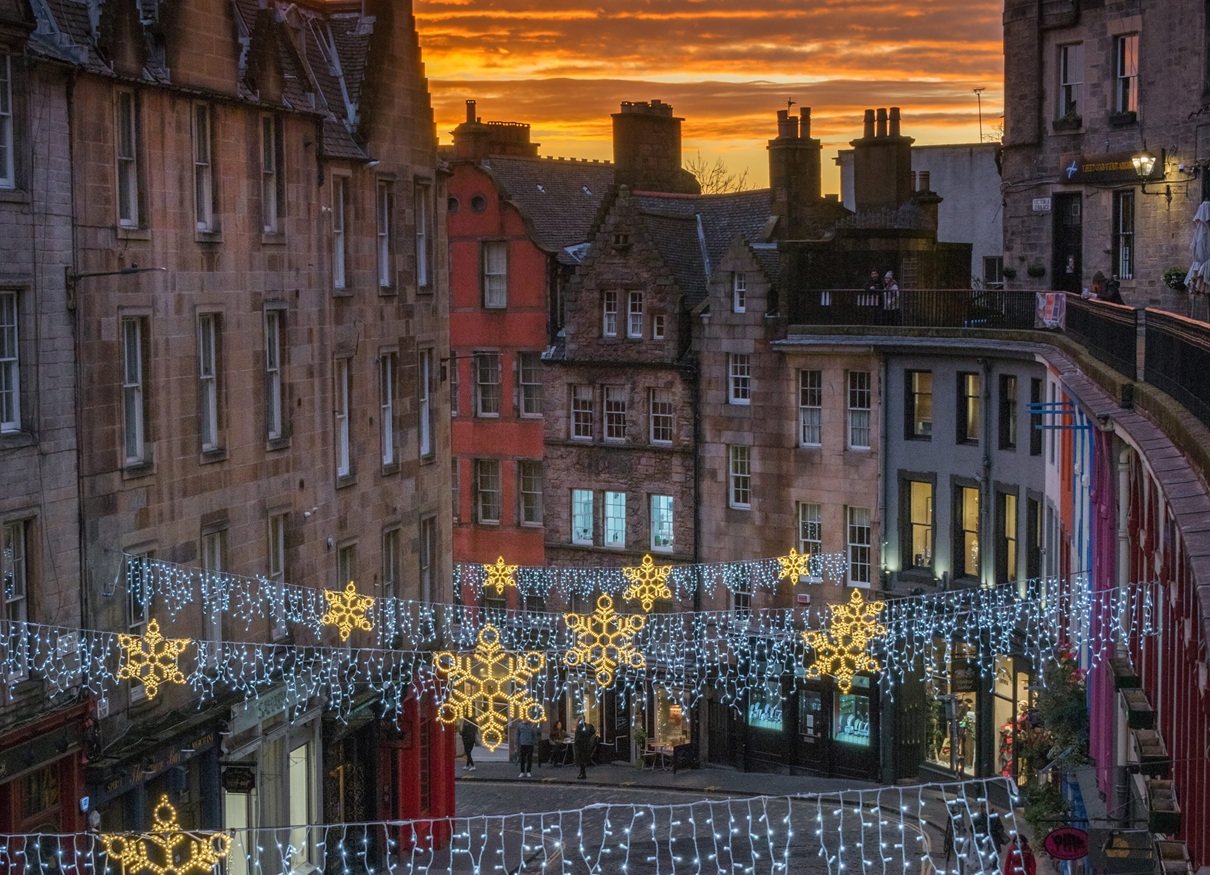 Rua decorada para o Natal em Edimburgo, Escócia. Foto: VisitBritain/Shirin Ghosh